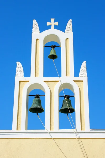 Santorini, Griekenland: traditionele typische orthodoxe kerk met thrê — Stockfoto