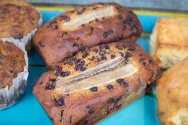 Satın alınmak üzere taze muzlu çikolatalı ekmek sergileniyor.