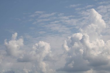 Dramatik mavi gökyüzü katmanı ve kolomb bulutları