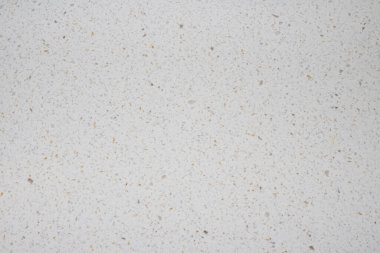 Okyanus sularından geçen bir tekneyi izleyen bir çift.