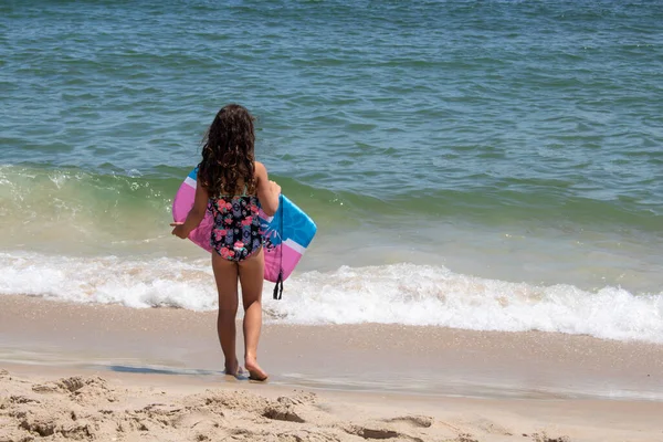 Yiund Little Girl Holding Boogie Board Ocean Shoreline Looking Sea — Stock Photo, Image
