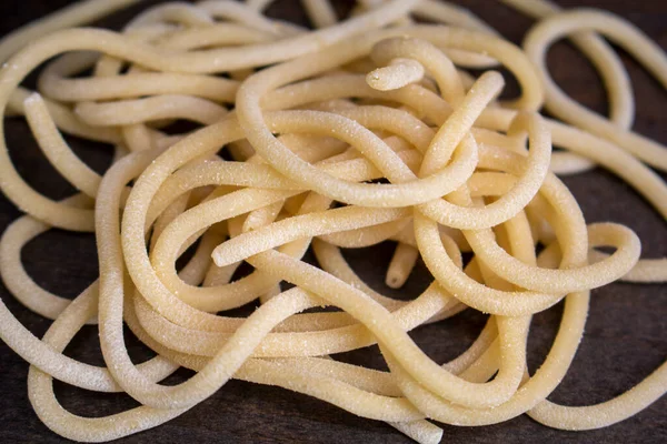 Perciatelli Fresh Made Pasta Dark Wood Surface — ストック写真