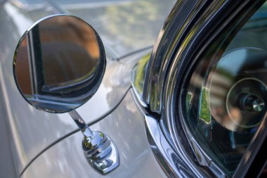 Klasik bir arabanın dikiz aynası.