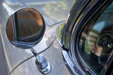 Klasik bir arabanın dikiz aynası.