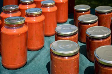 Baharatlı İtalyan domates sosu kavanozları makarna ile kullanılmaya hazır. 