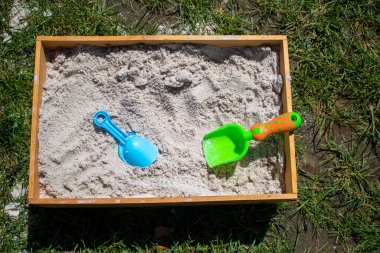 Küçük ev yapımı ahşap çerçeve bebek kum havuzu iki plastik itme ile