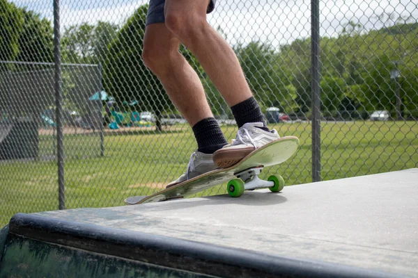 Kateboarding Teenager Skate Park — Stock Photo, Image