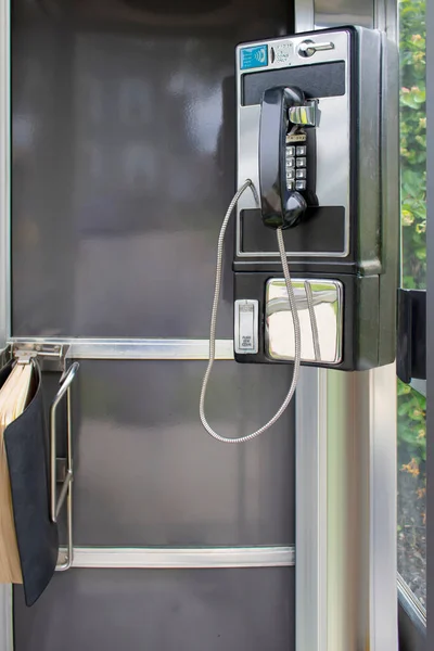 Classic Full Length Outdoor Pay Phone Booth Phone Book — Stockfoto