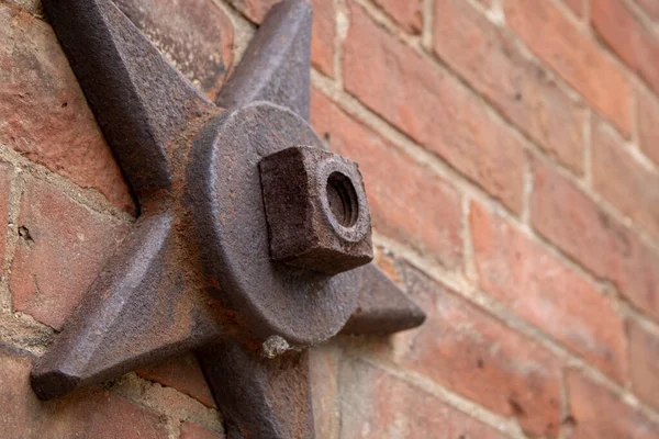 Dekoracyjne Strukturalne Metalowe Gwiazdki Starszym Budynku Cegły Które Wspierają Ścianę — Zdjęcie stockowe