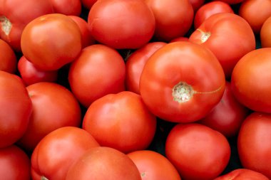 Tepesinde kırmızı domates dokusu var. arkaplan sebze