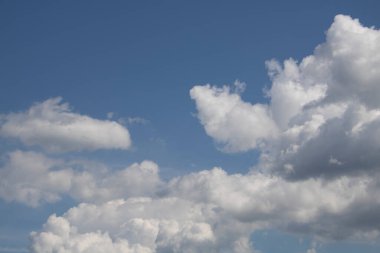 Parlak kümülonimbus. Güzel bulut.