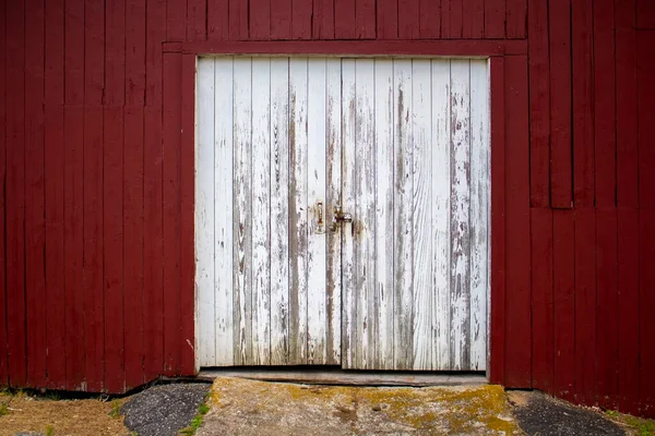 Farm House White Distrested Diuble Doors Red Painted Plank Bard — ストック写真