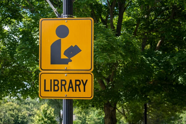 Знак Человека Читающего Книгу Словом Библиотека Ниже Символ Чёрно Желтого — стоковое фото