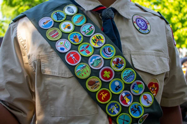 Jongen Mannen Scout Uniform Met Vlekken Borst Buiten — Stockfoto