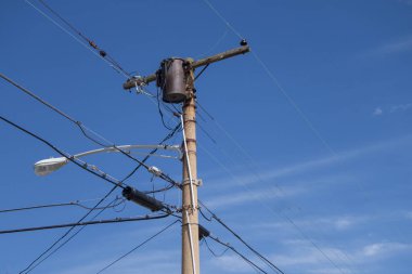 Elektrik dağıtımı için elektrik direği destekleyici kablolar, kablolu televizyon, telefon ve internet kablosu için eş eksenli kablo.