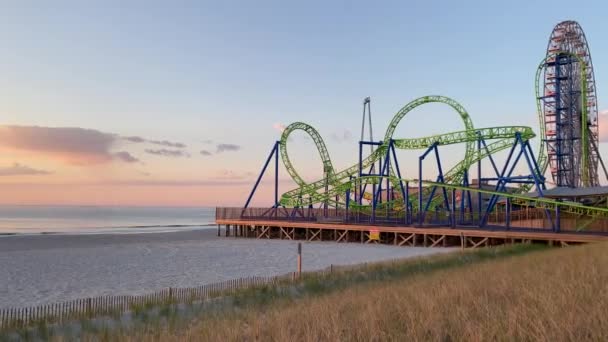 Letni Promenada Festiwal Plaża Karnawał Przejażdżki Rozrywki Ferris Koło Rollercoaster — Wideo stockowe