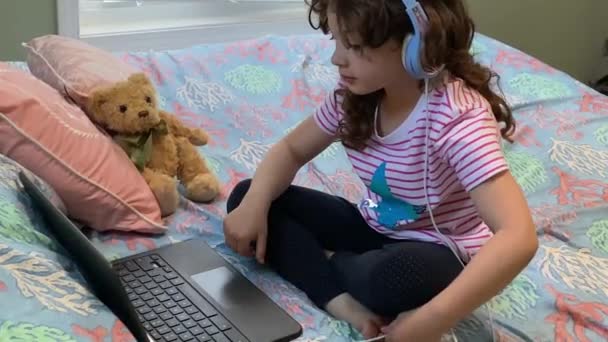Een Vrouwelijk Kind Dat Afstandsonderwijs Volgt Met Een Laptop Een — Stockvideo