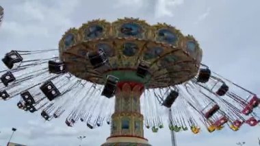 Lunapark karnavalında salıncakta sallan.