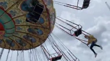 Lunapark karnavalında salıncakta sallan.