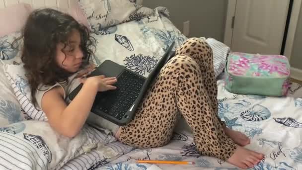 Ett Kvinnligt Barn Som Läser Distansundervisning Med Bärbar Dator Och — Stockvideo