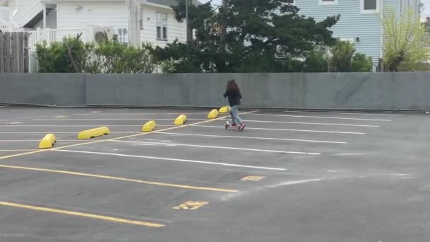 Menina Jovem Montando Uma Scooter Navalha Estacionamento Dia Verão Jeans — Vídeo de Stock
