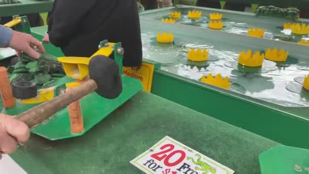 Placing Rubber Frog Plate Using Rubber Mallet Make Jump Moving — 图库视频影像