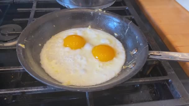 Cocinar Dos Huevos Soleados Una Sartén — Vídeos de Stock