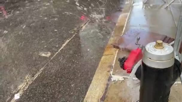Der Feuerhydrant Ist Leicht Geöffnet Und Wasser Schießt Einer Straße — Stockvideo