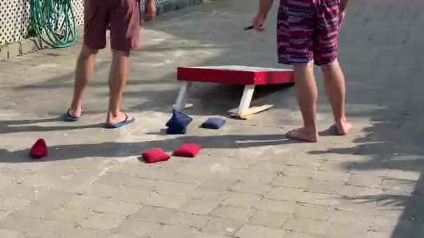 Folk Leker Cornhole Sina Uppfart Röda Påsar Majs Shorts — Stockvideo