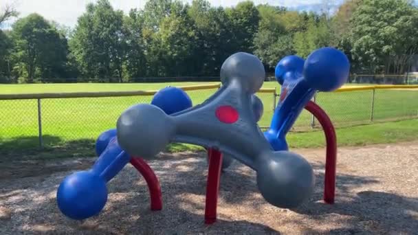 Sommer Öffentlichen Kinder Klettern Spielplatz Park Ein Bauchiges Dreiförmiges Buntes — Stockvideo