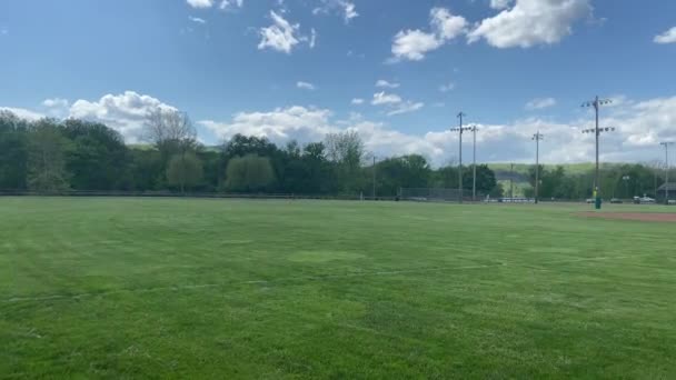 Park Publiczny Letni Dzień Pagórkowaty Pomyje Schody Pola Trawy Baseball — Wideo stockowe