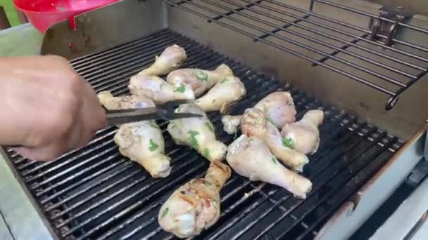 Man Med Tvåspetsig Lång Servering Gaffel Matlagning Kyckling Trumpinnar Och — Stockvideo