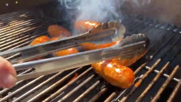 Una Mujer Mayor Parrilla Gas Aire Libre Verano Cocinar Salchichas — Vídeo de stock