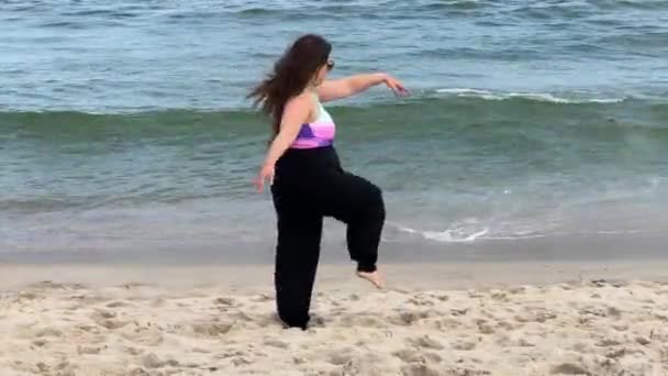 Mujer Ligeramente Obesa Haciendo Artes Marciales Danza Una Playa Arena — Vídeo de stock