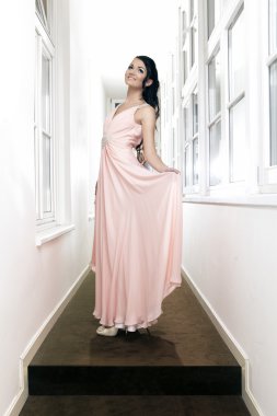 Güzel genç esmer kadın otelin poz