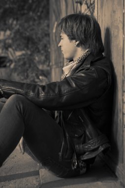 Genç adam üzerindeki çeşitli şehir endüstriyel konumlar poz