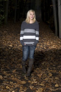 Genç sarışın Bayan açık poz