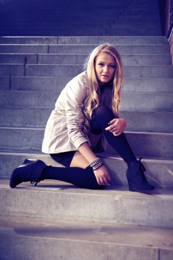 Genç sarışın güzel Bayan güzellik çekimleri için poz şehir merdivenlerde