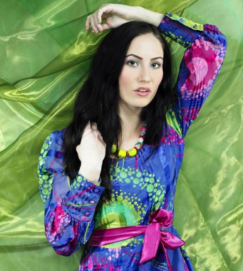 güzel kız kameraya poz