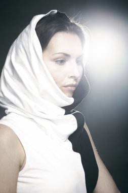 kahverengi saçlı kadın.
