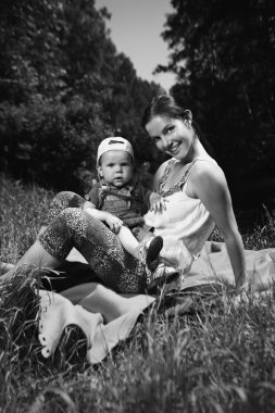 Anne ve oğlu yaz Park