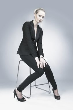 Sandalyede oturan Bayan modeli