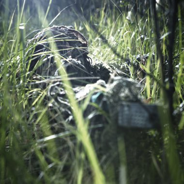 askeri keskin nişancı tüfeği ile