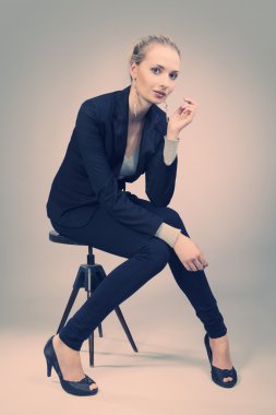 Sandalyede oturan Bayan modeli