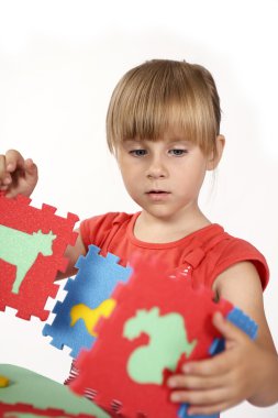 renkli köpük oyuncaklarla oynayan çocuklar