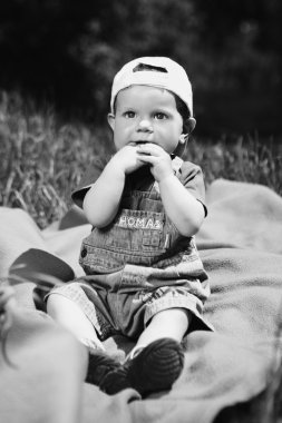 Rahatlatıcı ve yaz parkta oynarken erkek bebek