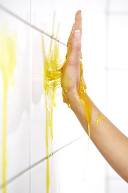 genç bir kadın beyaz çini oda içinde eritilmiş jöle ile oynarken