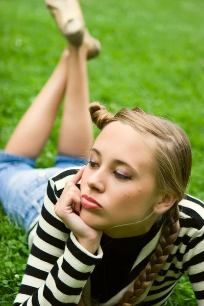 Lady posing in summer city park — Stock Photo, Image