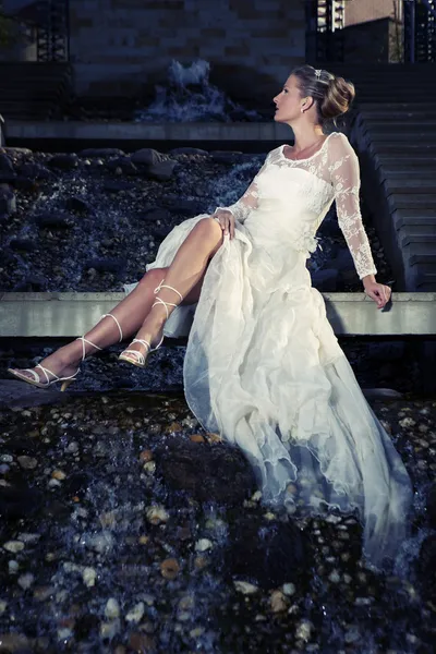 Lady in bridal gown posing outdoor on city park — Stock Photo, Image