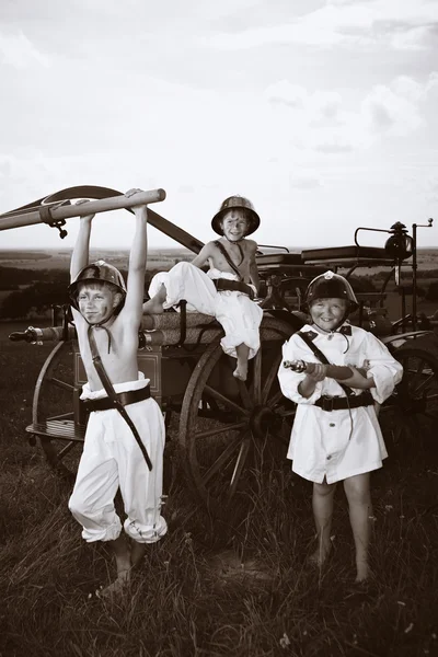 Kindergruppe posiert im Retro-Look — Stockfoto